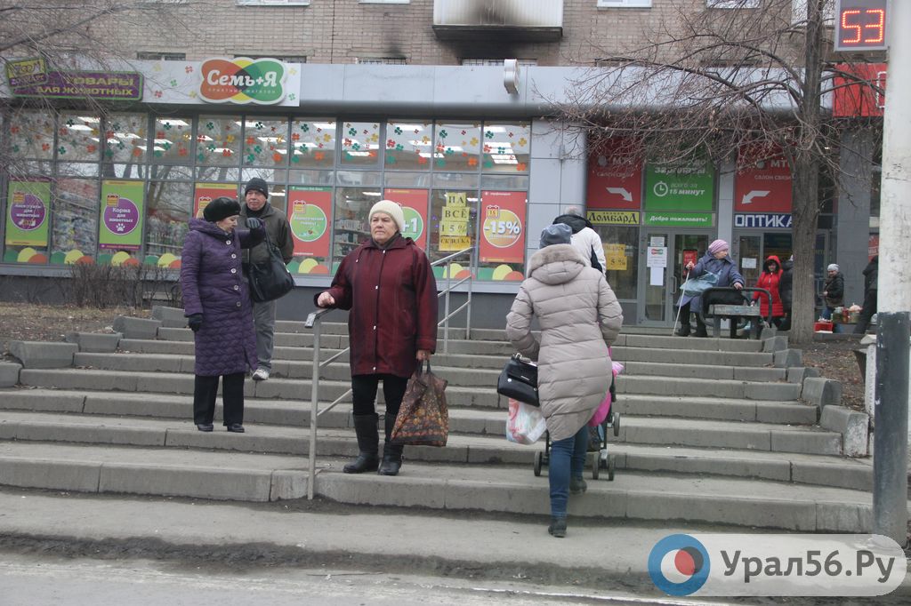 На одной из остановок Орска пешеходный переход упирается в лестницу