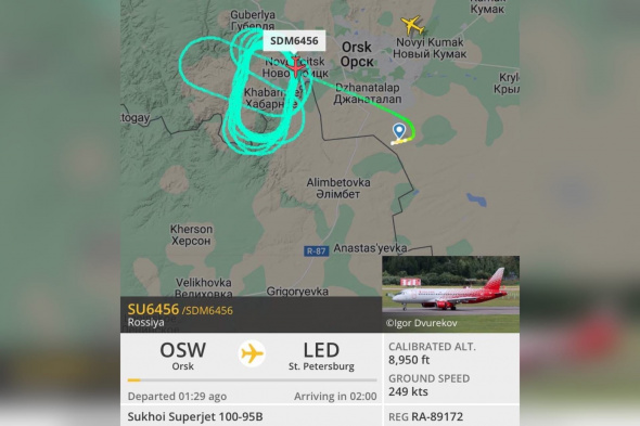 Самолет Орск — Санкт-Петербург сразу после взлета летает по кругу. Борт кружит на городом больше часа