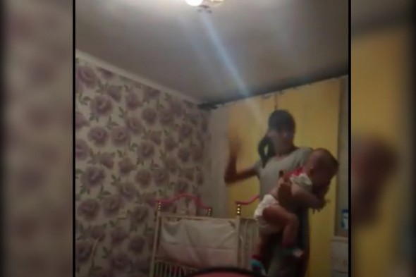 В Соль-Илецке мать жестоко избила маленького ребенка, возбуждено уголовное дело (видео 18+)