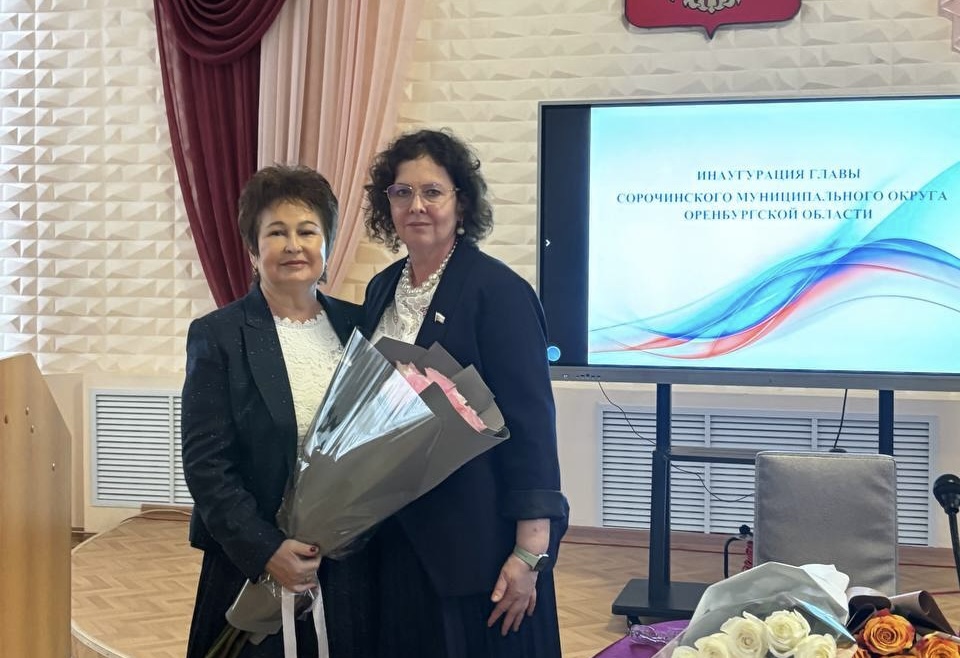 Татьяна Меленьтева (слева) на инаугурации. Фото администрации Сорочинского городского округа 
