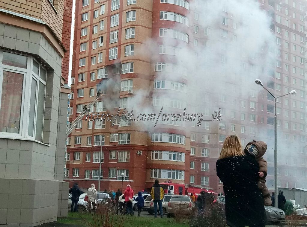 Серьезный пожар в Оренбурге: на улице Салмышской сгорела квартира