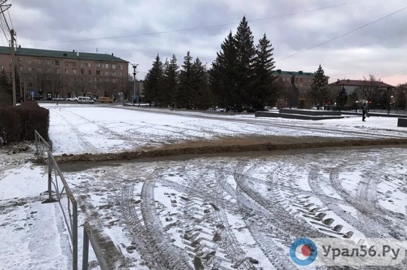 Комсомольскую площадь Орска начали готовить к Новому году: движение уже перекрыли