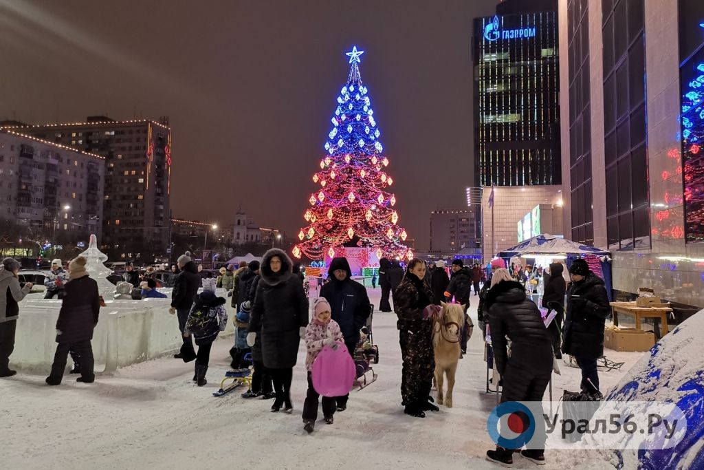 В администрации заявили, что Оренбург готовится к празднованию Нового года в полном объеме