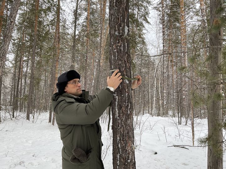 Установка фотоловушек. Фото: пресс-служба ООО «Нефтяная компания Новый поток».