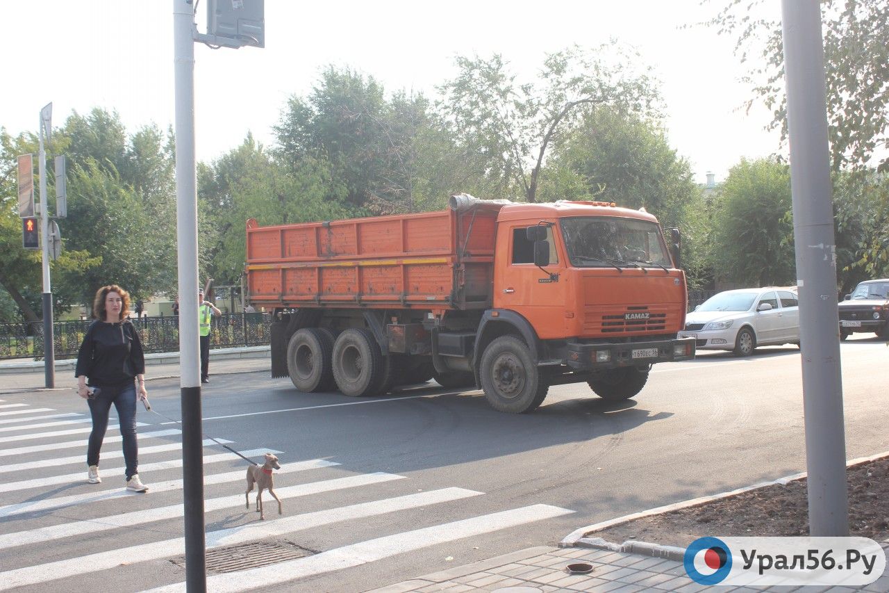В Оренбурге для безопасности мероприятий дороги перекрывают с помощью грузовиков