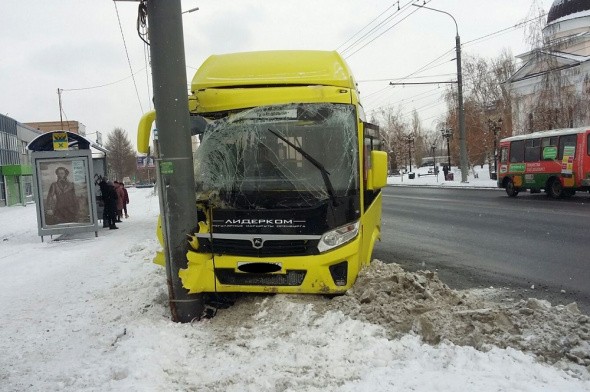 В Оренбурге пассажирский автобус врезался в столб