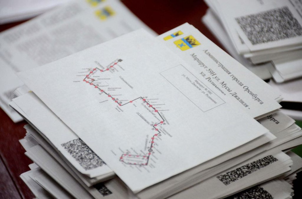Листовки со схемами движения новых маршрутов начали раздавать жителям Оренбурга. Где их получить?