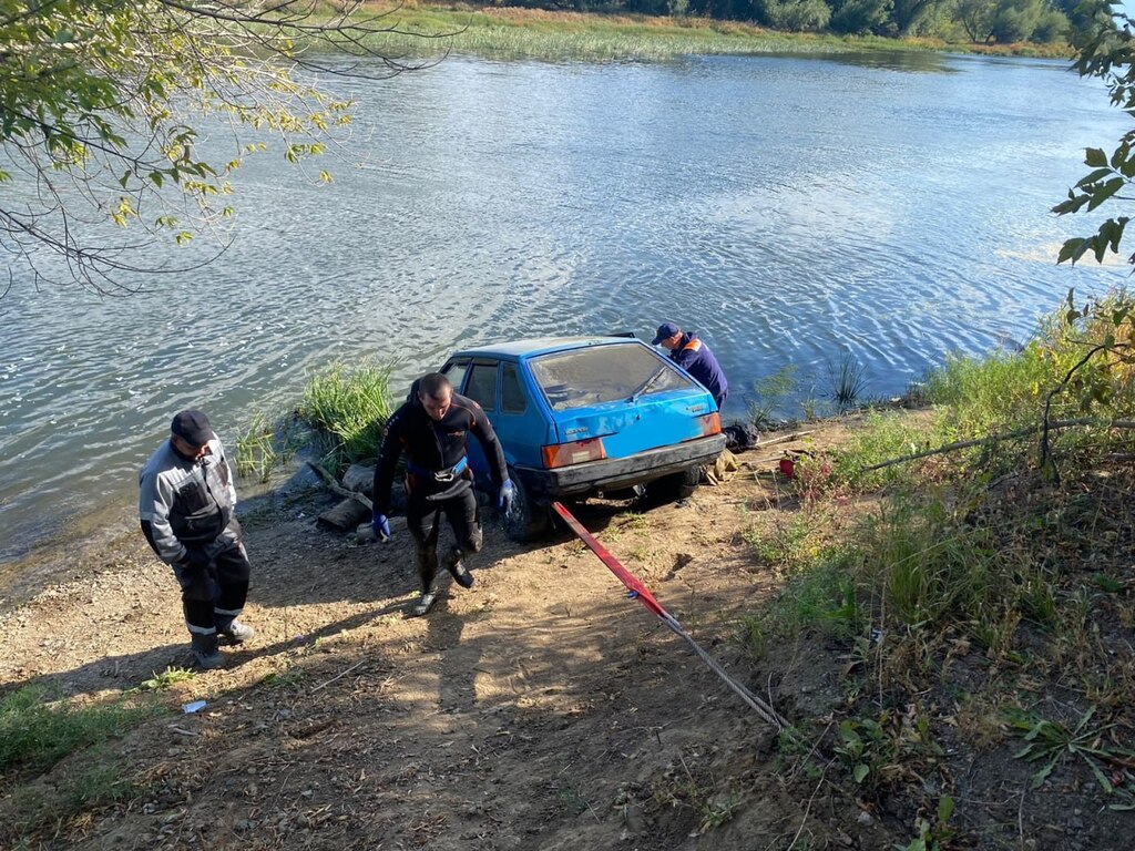 Водолазы достают автомобиль из реки. Фото: Департамент ПБ и ГЗ Оренбургской области