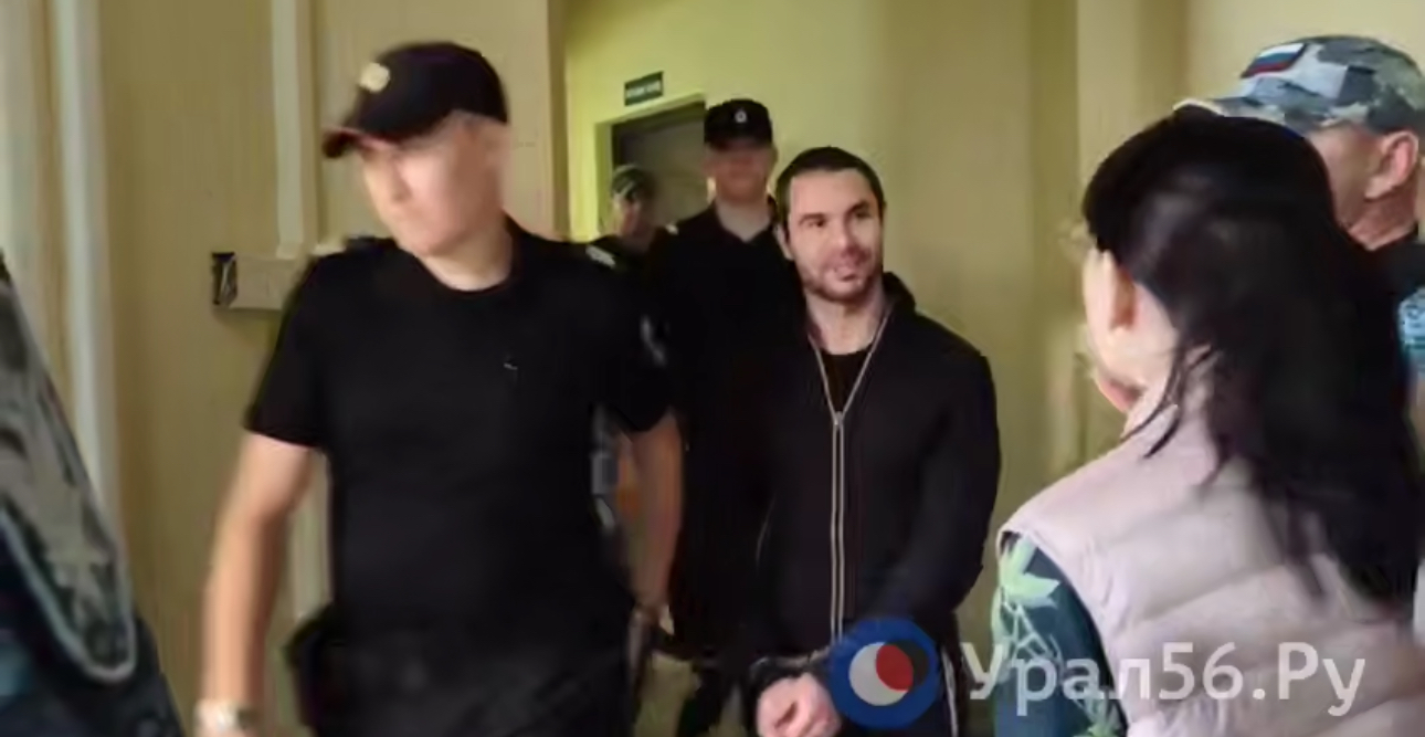 Макар Макаров доставили в зал суда. Стоп-кадр из видео 