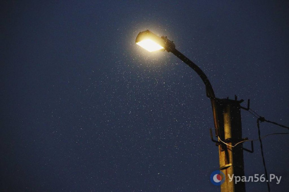 Жители нескольких поселков в Оренбурге остались без электричества в новогоднюю ночь. Причина — намотанная на провода мишура