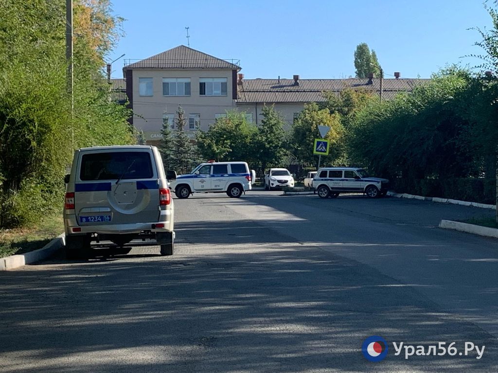 У военкомата в Гае сегодня. Улица перекрыта