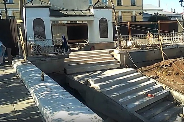 Какими темпами идет ремонт Елизаветинского спуска в Оренбурге? Блогер заявляет, что на месте нет рабочих, а чиновники уверяют, что работа «кипит»