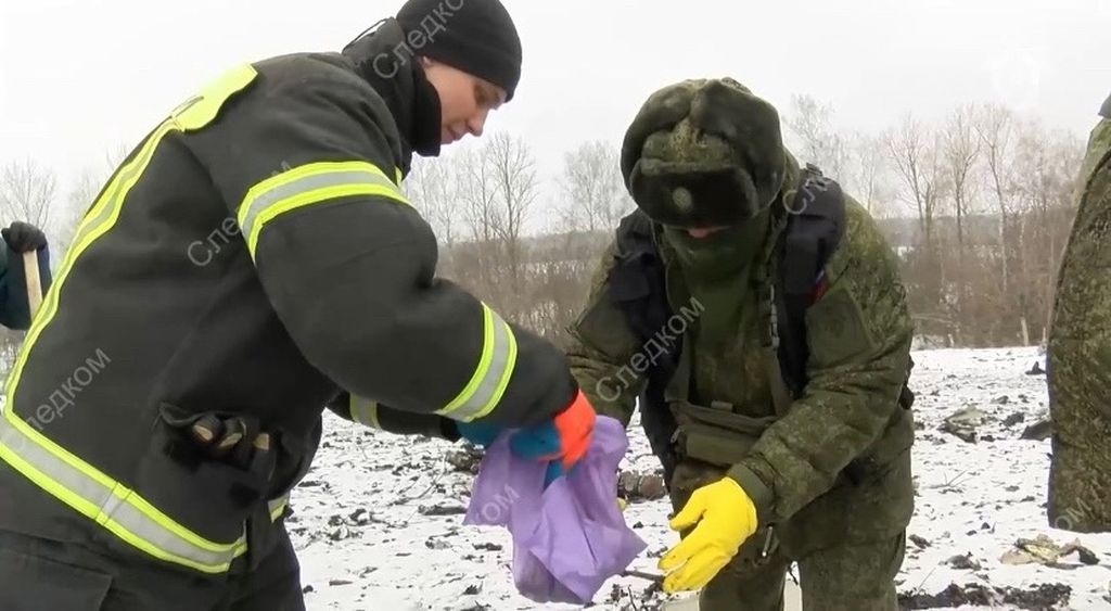 Сбор останков тел на месте крушения самолета. Фото: Следком России