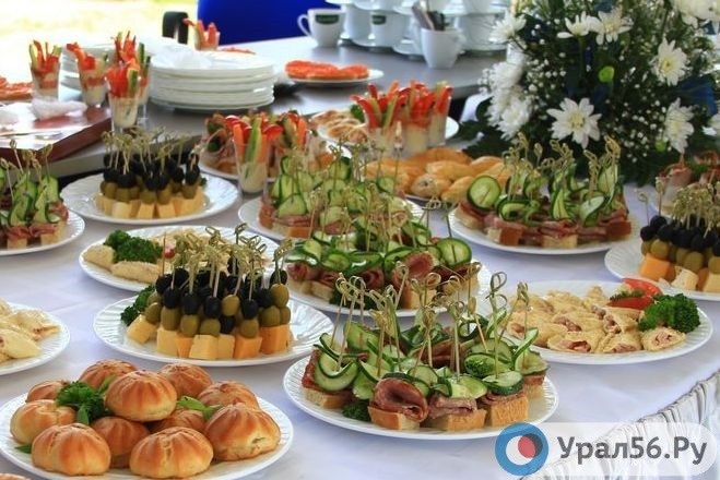 Закуски на одном из праздничных мероприятий в Орске 