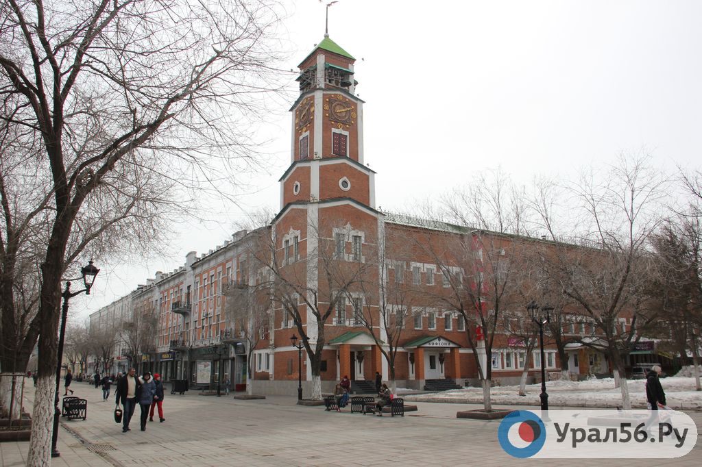 Башня с часами на площади Советской в Оренбурге 