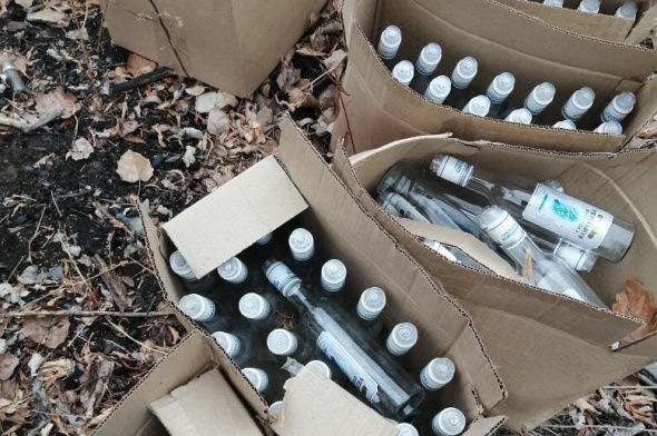 В Орске на берегу Урала найдены пустые бутылки, в которые планировалось разливать паленую водку