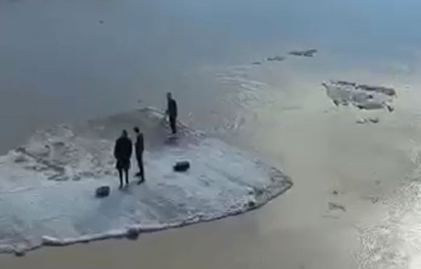 Историей заплывала на льдине, который вчера устроили три подростка в Оренбурге, заинтересовалась полиция