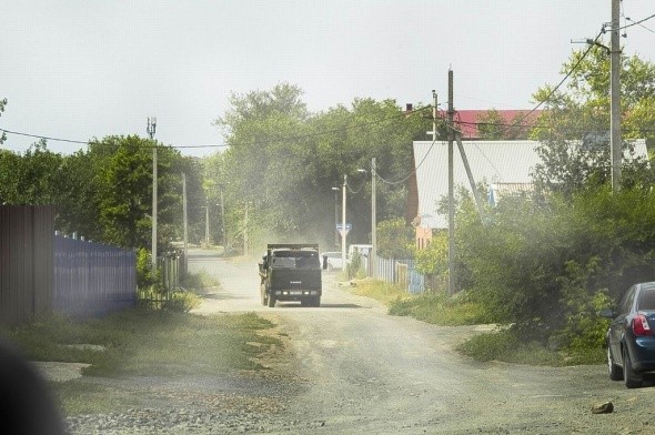 В Орске водители самовольно начали объезжать ремонтируемый участок по грунтовой дороге