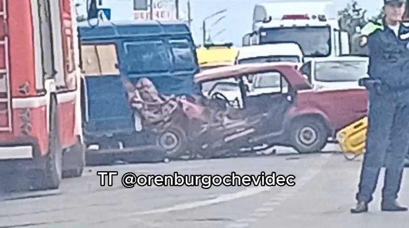 ДТП на Шевченко. Скриншот видео, опубликованного в ТГК Оренбург Очевидец.