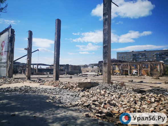 В Оренбурге на проспекте Победы продолжается разбор строений бывшего торгового комплекса «Мир»
