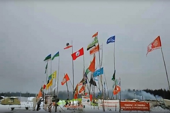 Флаг Орска подняли над палаточным городком протестующих против мусорного полигона в Сибири