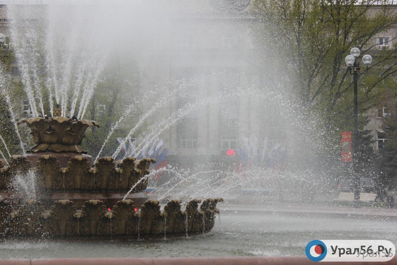 Фонтан перед Домом Советов в Оренбурге. Фото из архива