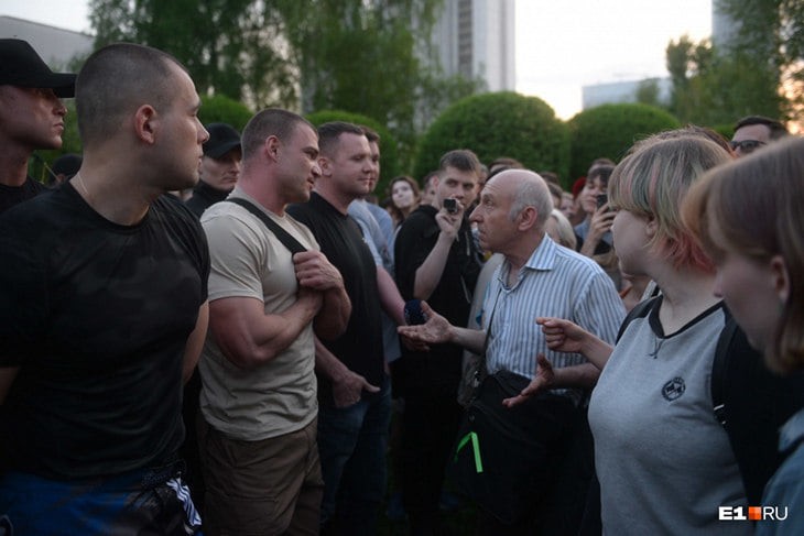 В Екатеринбурге бойцы MMA разгоняли противников строительства храма, фото: e1.ru