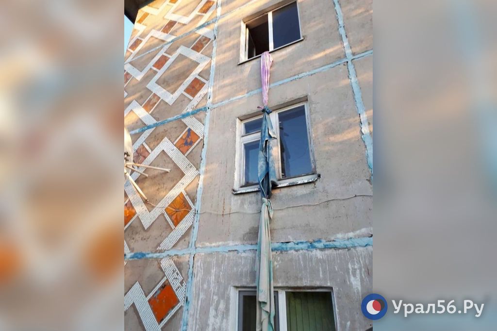 Фото УМВД 2017 года с улицы Театральной Оренбурга, где мужчина упал на кровлю магазина, спускаясь из своего окна на четвертом этаже по простыням