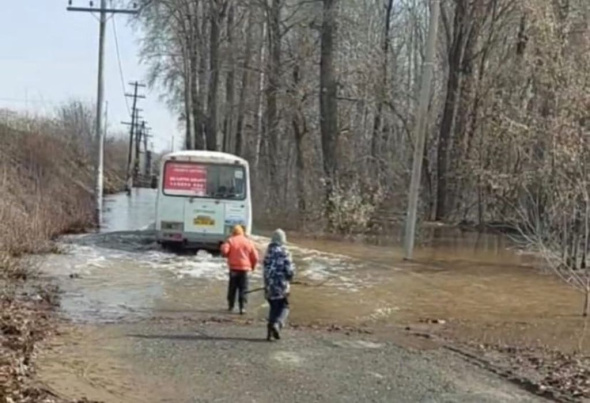 В Оренбурге паводковые воды подтопили дорогу к микрорайону 18-й разъезд