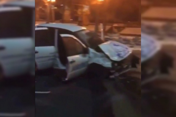 «Не гоняйте, братцы. Скользко тут, очень даже»: в Оренбурге ночью столкнулись 2 автомобиля (видео)  