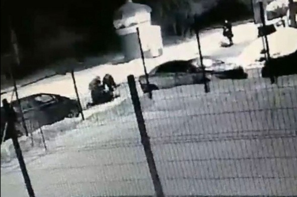 В сети появилось видео жестокого нападения подростков на мужчину в Оренбурге