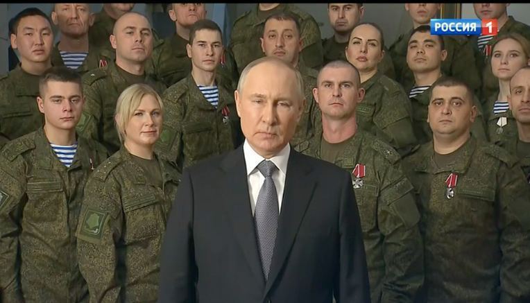 Путин на фоне военных выступает с новогодним обращением. Скрин из видео