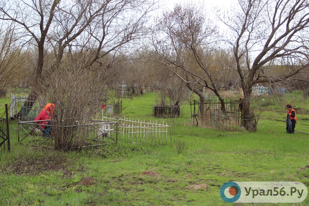 Уборка на законсервированном «старом» кладбище поселка Первомайского