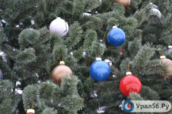 150 шаров и 700 метров мишуры украсят новогоднюю юлку в Советском районе Орска