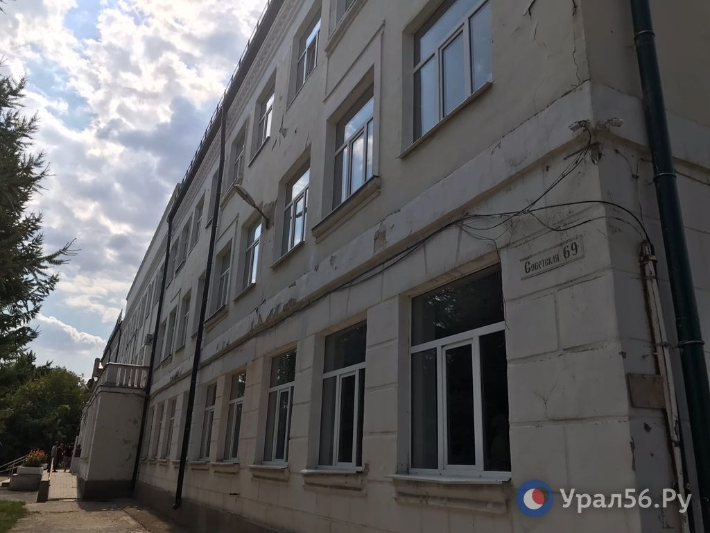 Фасад школы №49 Орска в этом году ремонтировать не будут. Но учебный процесс обещают начать уже 1 сентября