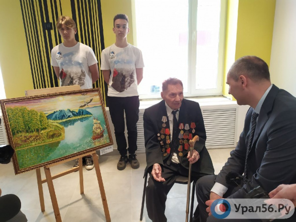 Мечта ветерана сбылась: 99-летний художник из Новотроицка подарил губернатору Денису Паслеру свою картину