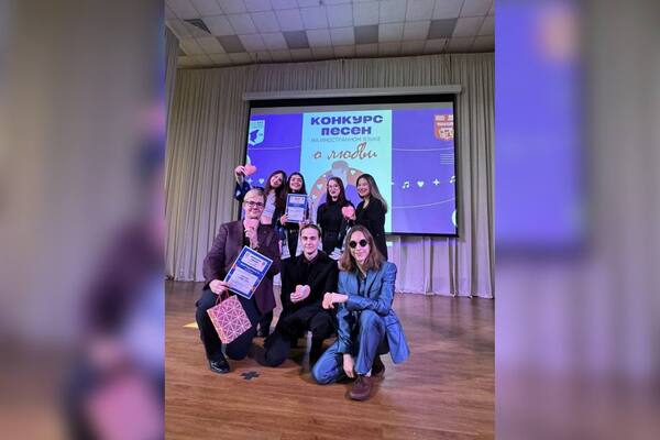 Студент в окружении друзей. Источник: Пресс-служба вуза