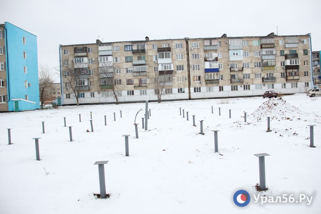 В этом месте до 21 сентября должна быда быть установлена модульная врачебная амбулатория, но пока есть только основания дле нее. Село Красный Коммунар, Сакмарский район, 21 ноября 