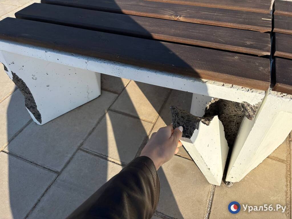 У бетонной скамейки на набережной в Оренбурге отвалился кусок