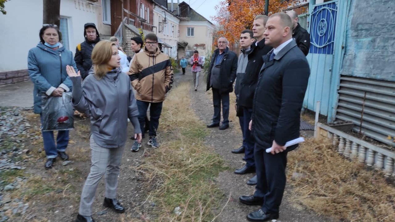И.о. главы Оренбурга Сергей Салмин у усадьбы Оглодкова