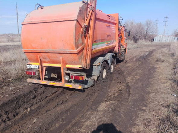 Мусоровозы не могут проехать в село Мазуровка Оренбургского района из-за отсутствия подъездных путей 