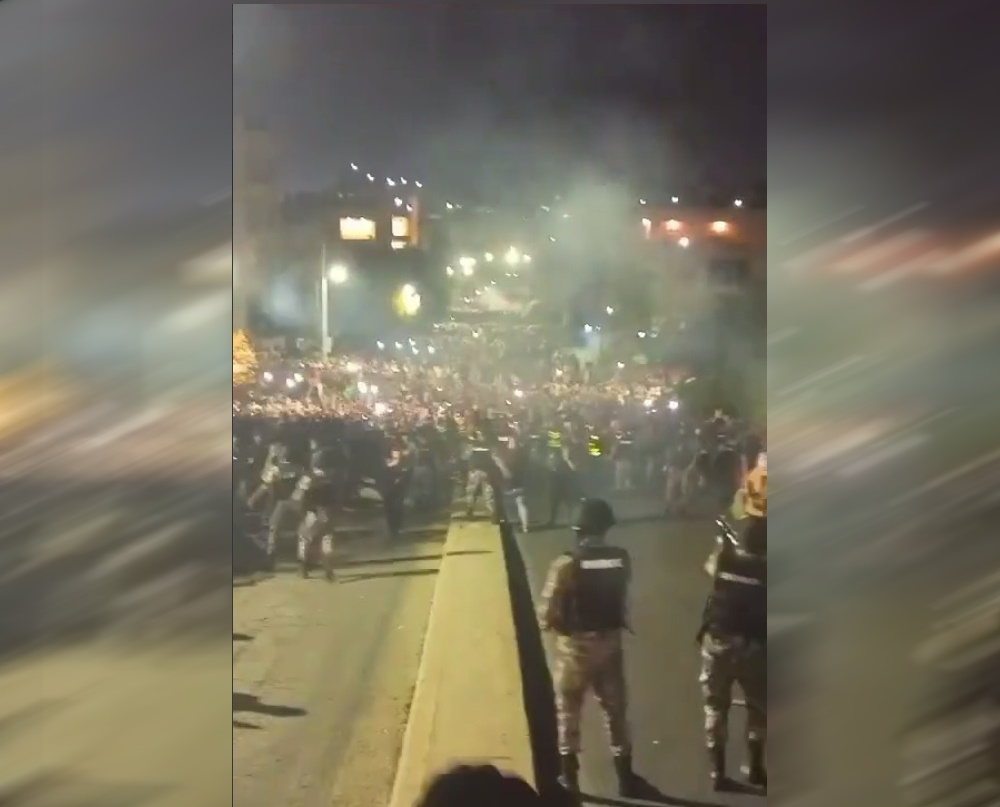 В Иордании минувшей ночью собрались собрались тысячи митингующих. Стоп кадр видео Известий