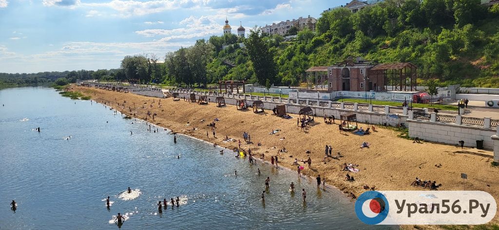 Городской пляж у пешеходного моста через Урал в Оренбурге. Фото из архива