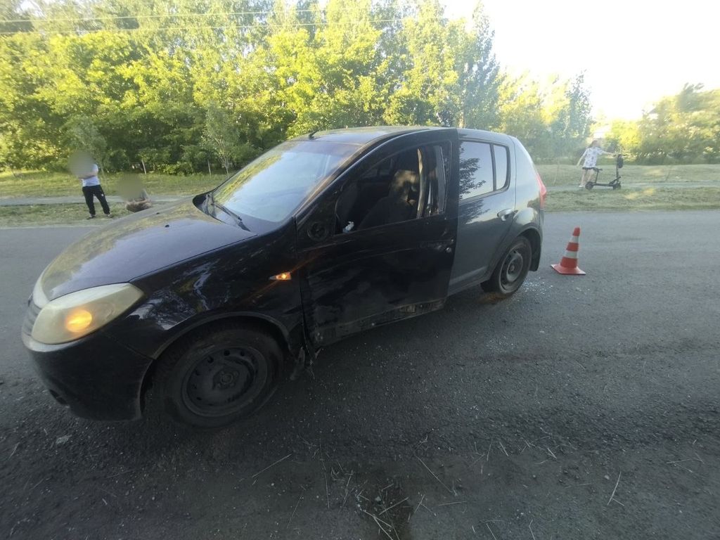 Renault Sandero после столкновения с мопедом, фото: УМВД России по Оренбургской области