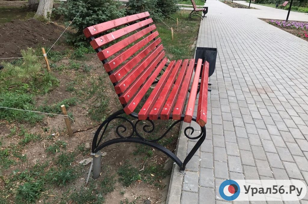 Лавочки отодвинули, их задние ножки вынесли за пределы дорожек
