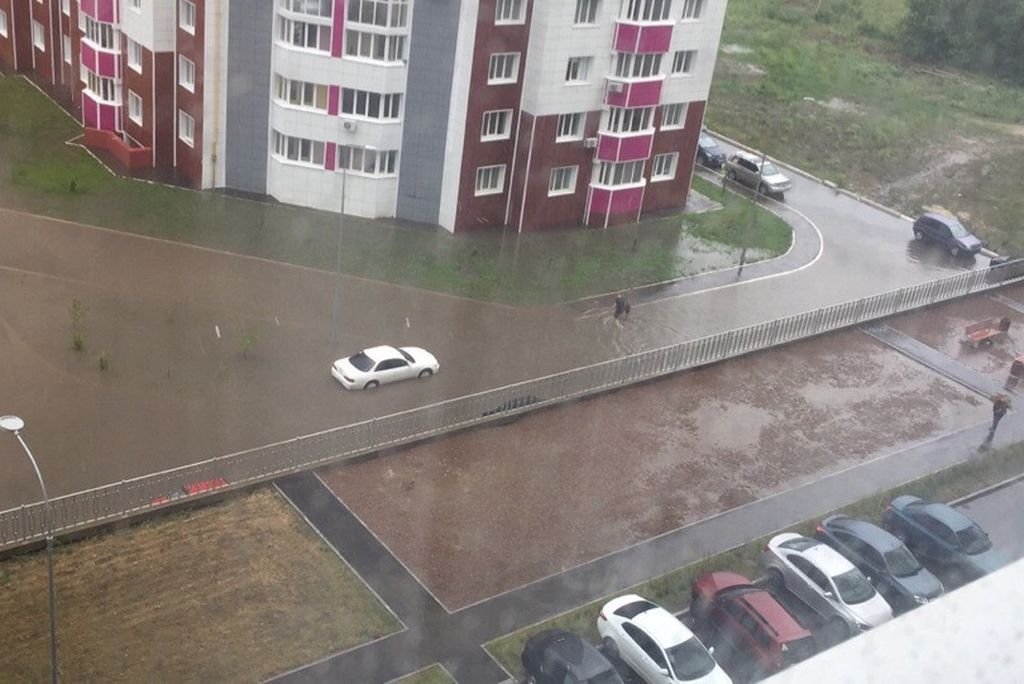 В одном из дворов Оренбурга. Такая ситуация сложилась из-за затяжного дождя, фото: Оренбург Онлайн