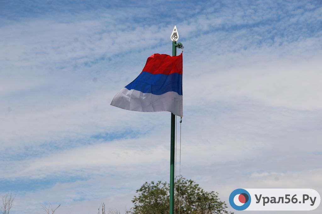 В Орске в День ВДВ подняли перевернутый российский флаг