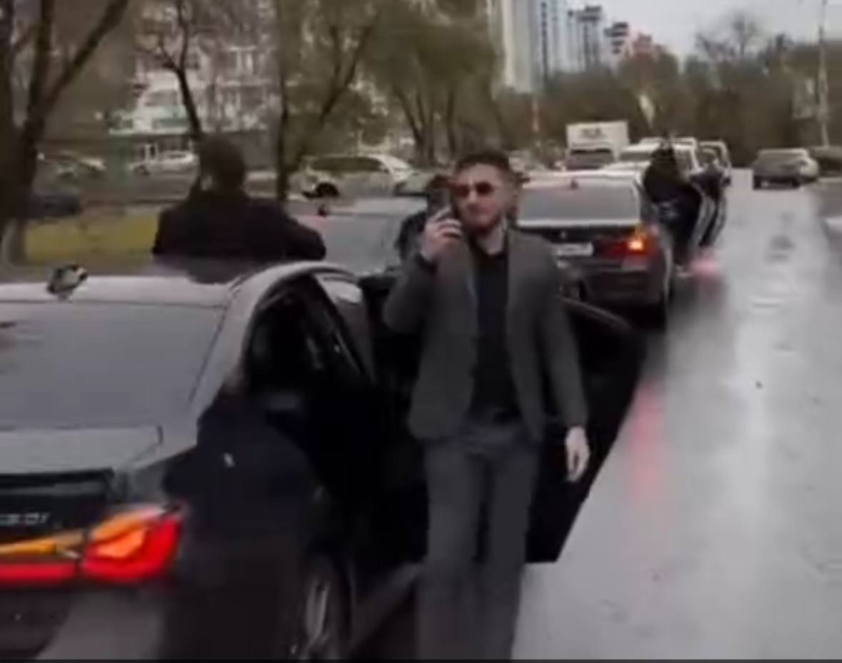 Участники кортежа, стоп кадр из видеозаписи тг-канала «Многонационал»