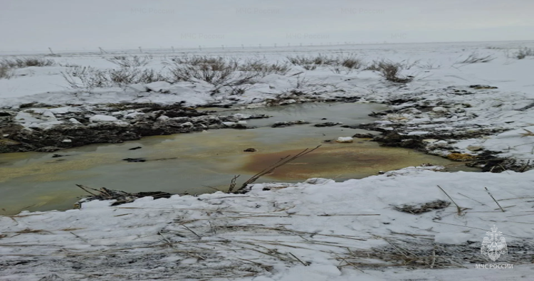 Разлив нефти. Фото МЧС 