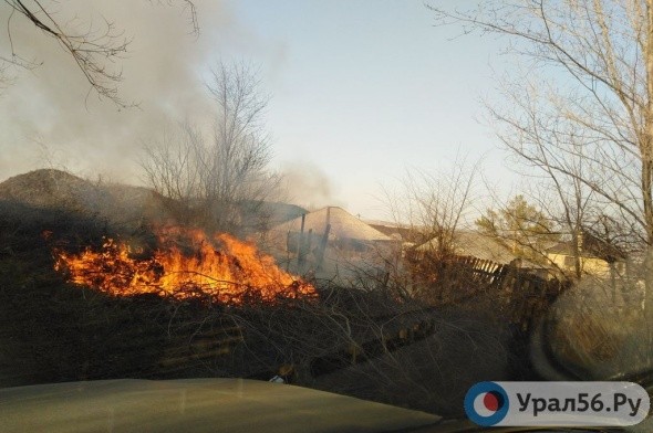 Очевидцы: В Орске загорелись сухие ветки и забор в районе телевышки